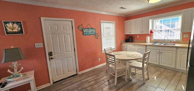 Building Photo - Cozy Cottage – Just 1 Block from the Beach