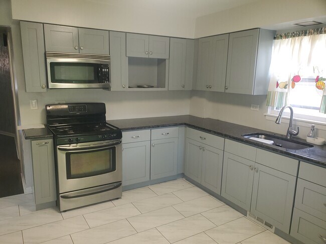 Foto del edificio - 3807 Ridgeland Ave