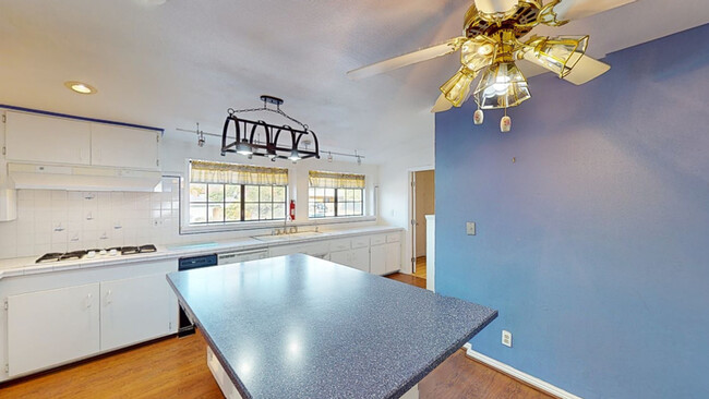 Building Photo - 208 W Broadbent Dr