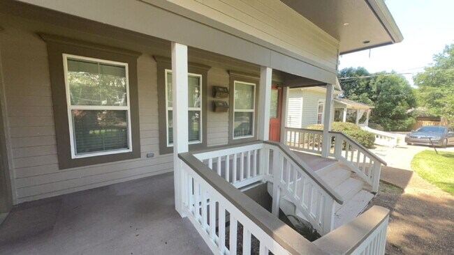 Building Photo - Modern Living 2Bd/2Ba