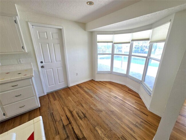 Building Photo - 3616 Royal Palm Dr