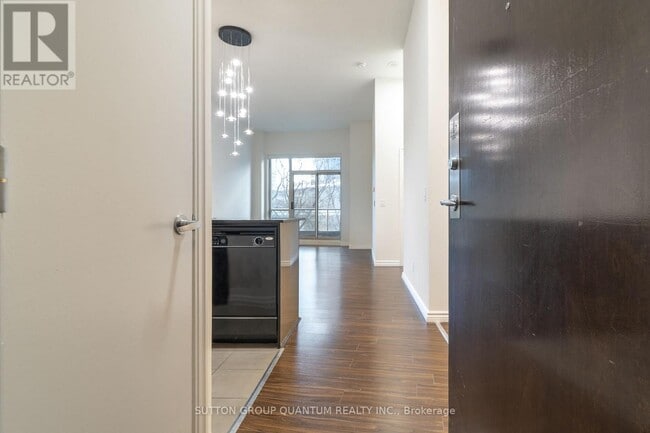 Building Photo - 16 Yonge St