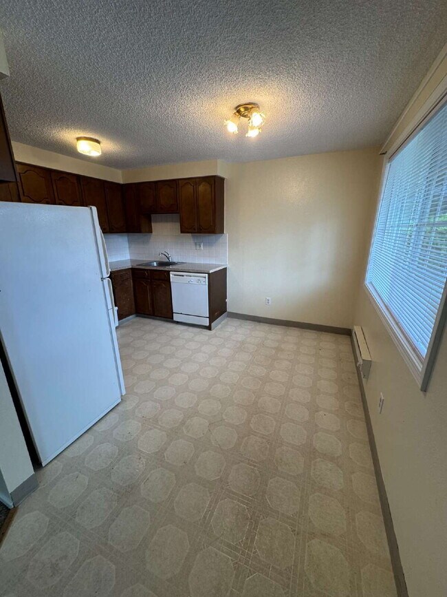 Building Photo - Milwaukie Tri-plex, 2-Bedroom, Near Transp...