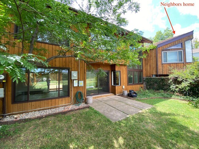 Foto del edificio - 3 Bed 2.5 Bath Townhome Backing to Open Sp...