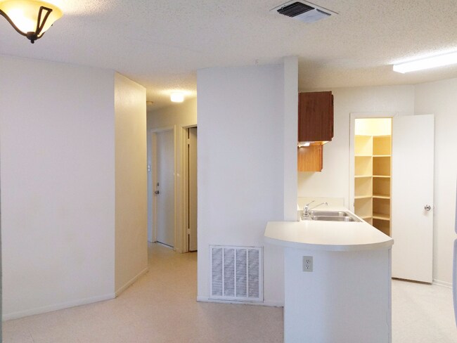 Comedor, pasillo, cocina - 2521 Corian Glen Dr