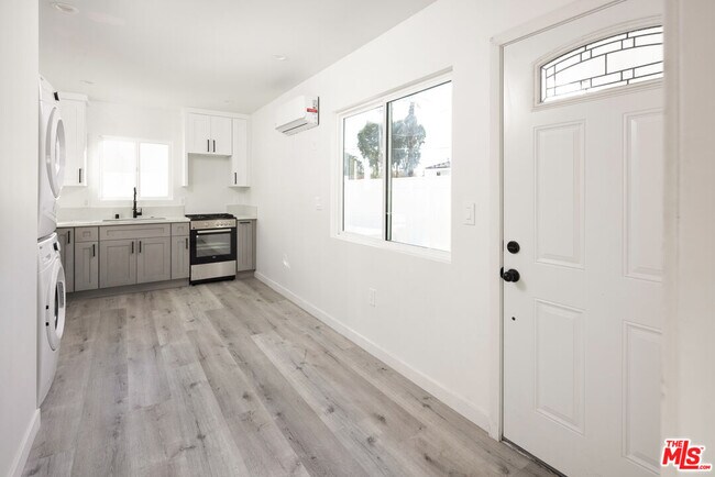 Foto del edificio - 14642 Runnymede St
