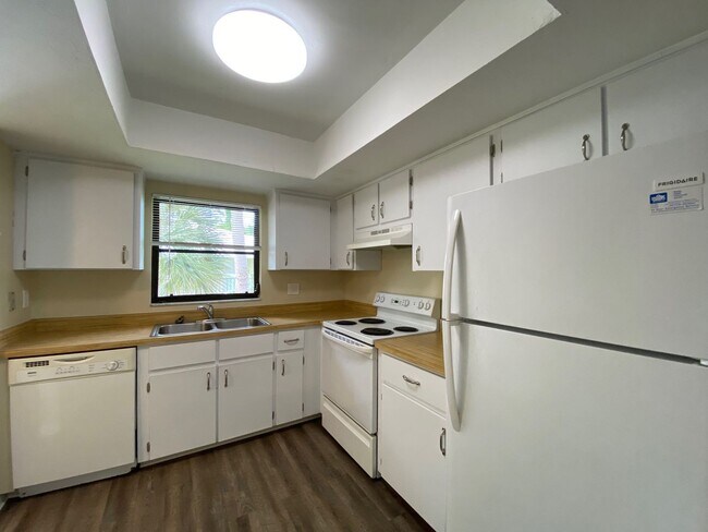 Building Photo - ANNUAL RENTAL - 2 Bed / 2 Bath CONDO IN PINE HAVEN