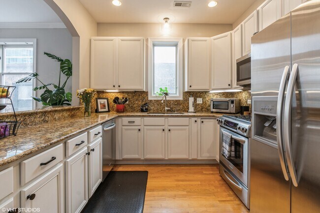 Kitchen - 827 W Bradley Pl
