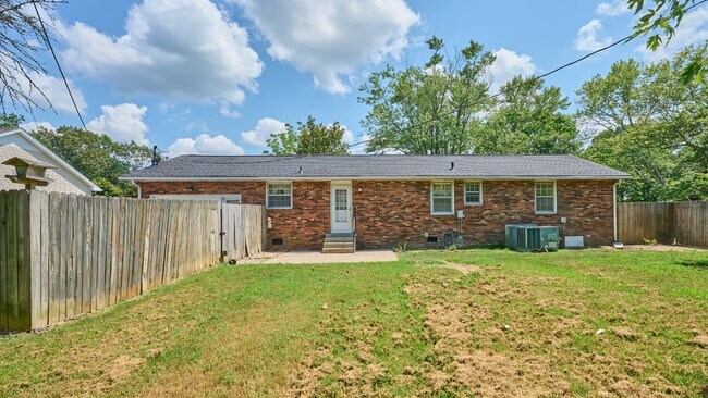 Foto del edificio - Reduced: 3BR, 2BA house with garage and fe...