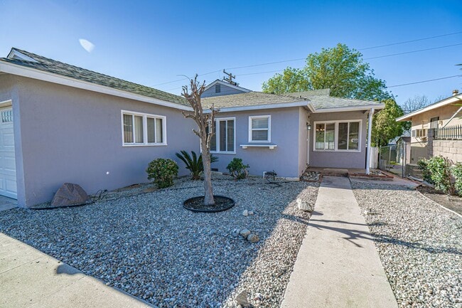 Foto del edificio - Charming 3-Bedroom Home for Rent in La Crescenta!