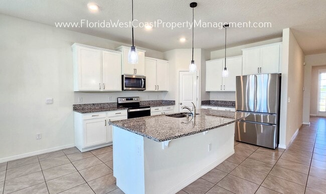 Building Photo - EXCEPTIONAL HOME IN BELLA LAGO PARRISH ! 4...