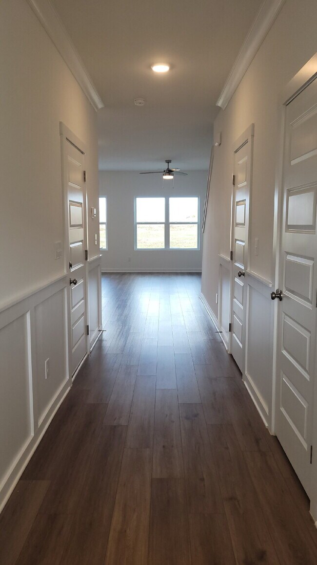 Foto del edificio - One fee month with 18-month lease!!! "Charming 3-Bed Oasis with Granite Elegance on Discovery Poi...