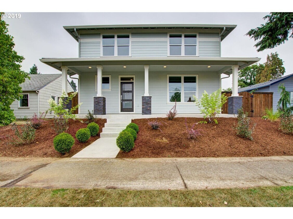 Foto principal - Stylish 3-Bedroom Home w/ Flex Space, Cove...