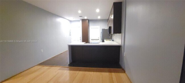 Foto del edificio - 1600 NE 114th St