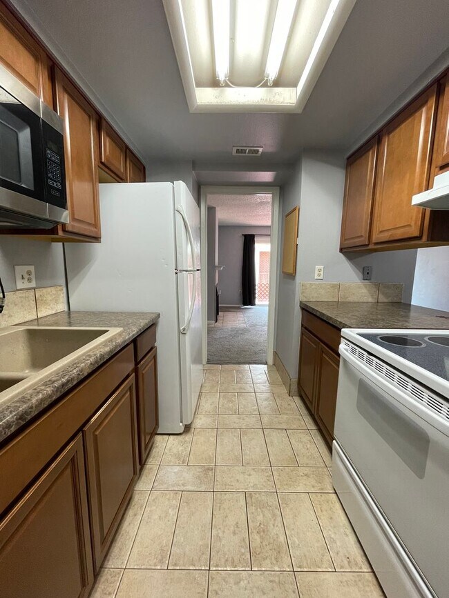 Foto del edificio - 1 MONTH FREE!! 2B/1B Upper Level Condo in Cottonwood Villas - Available NOW!