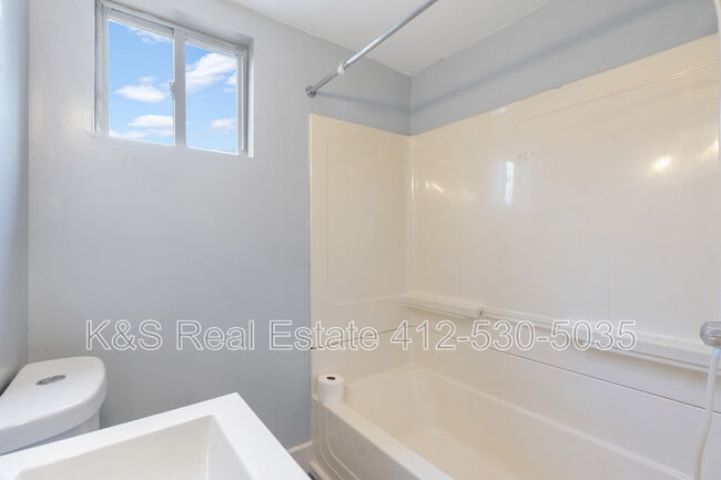 Building Photo - 126 Lynnwood Ave