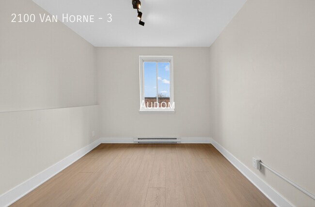 Photo du bâtiment - 2100 Av. Van Horne