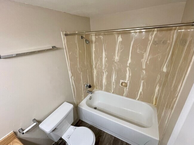 Spruce Bathroom Toilet/Tub - Thornhill Apartments