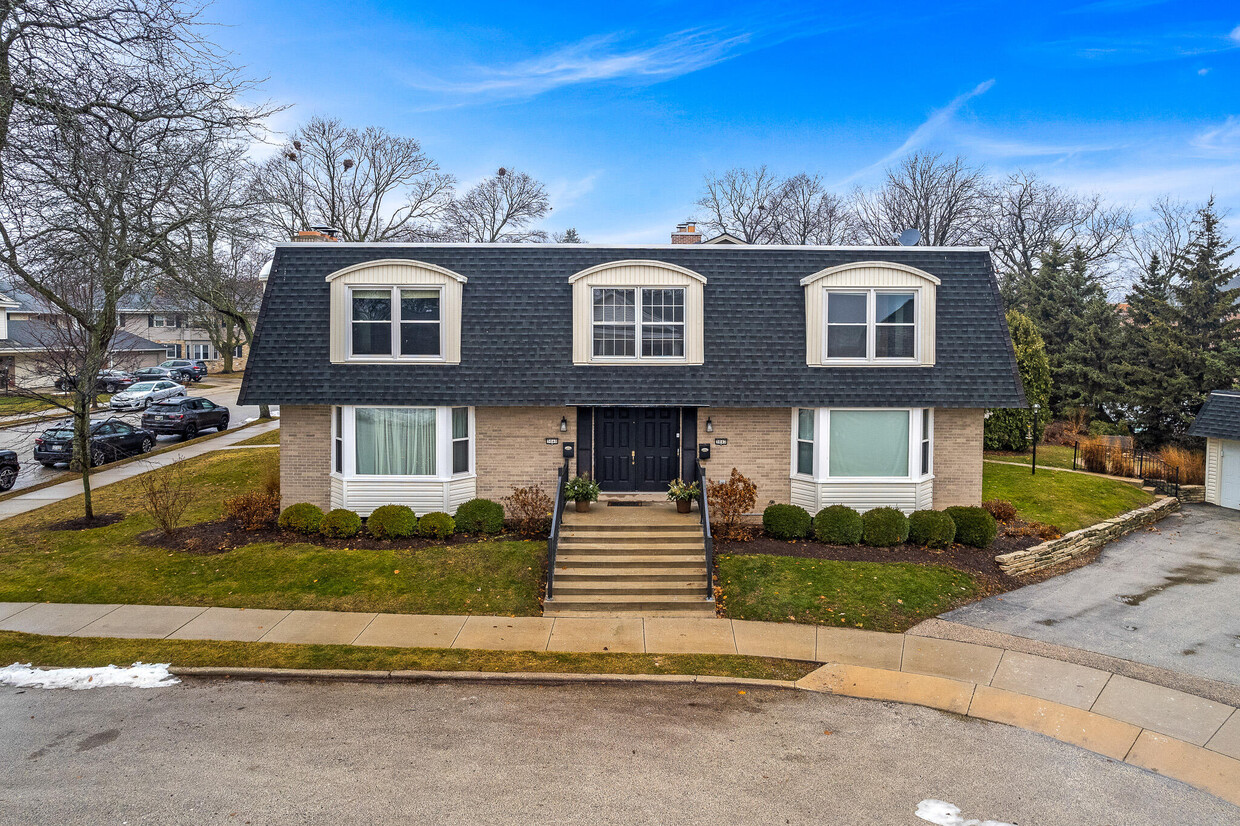 Foto principal - 3042 E Newport Ct