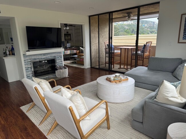 Building Photo - 2420 Torrey Pines Rd