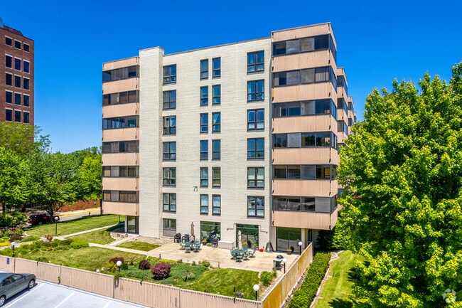 Building Photo - 3100 Grand Ave