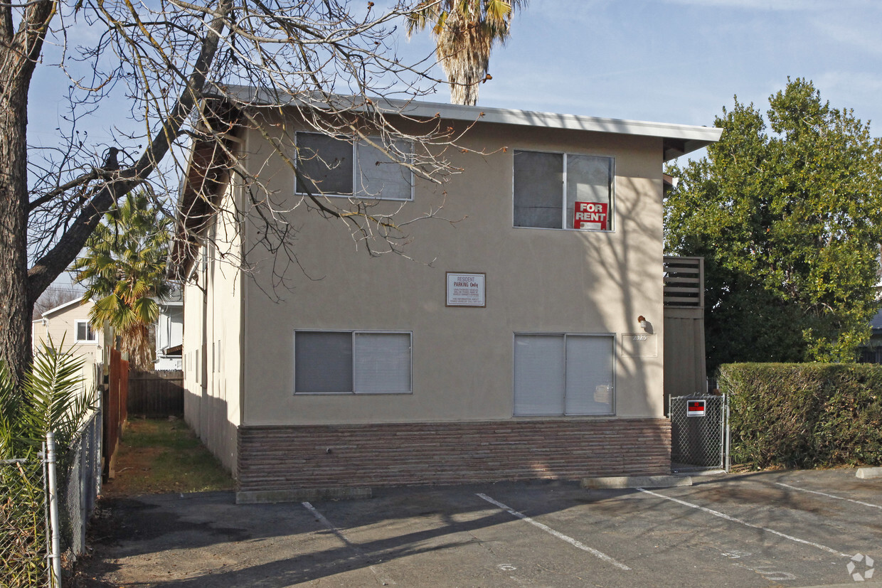 Building Photo - 2325 Boxwood St