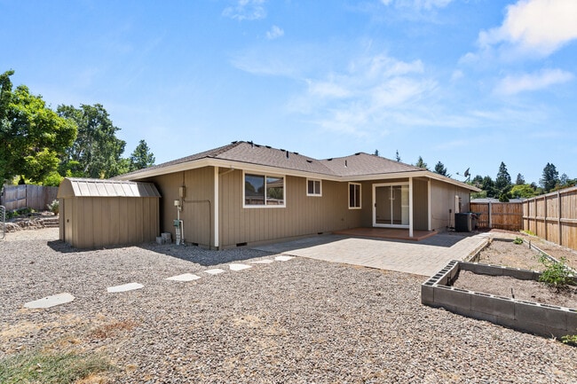 Building Photo - 876 Ridgeway Cir