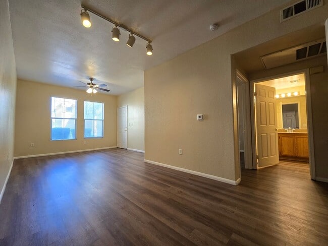 Foto del edificio - 1 bed, 1 bath condo with 2 car garage!!!