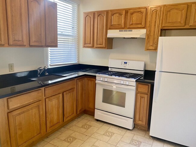 Building Photo - Renovated Top Floor 1BR/1BA. Dual-Pane Bay Windows. Backyard!