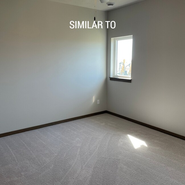 Building Photo - Bright & Spacious One-Level Living with Mo...