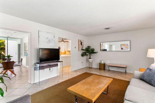 Foto del edificio - Fabulous 3 bed/ 2 bath Pool Home in South Sarasota ~ Coming March!