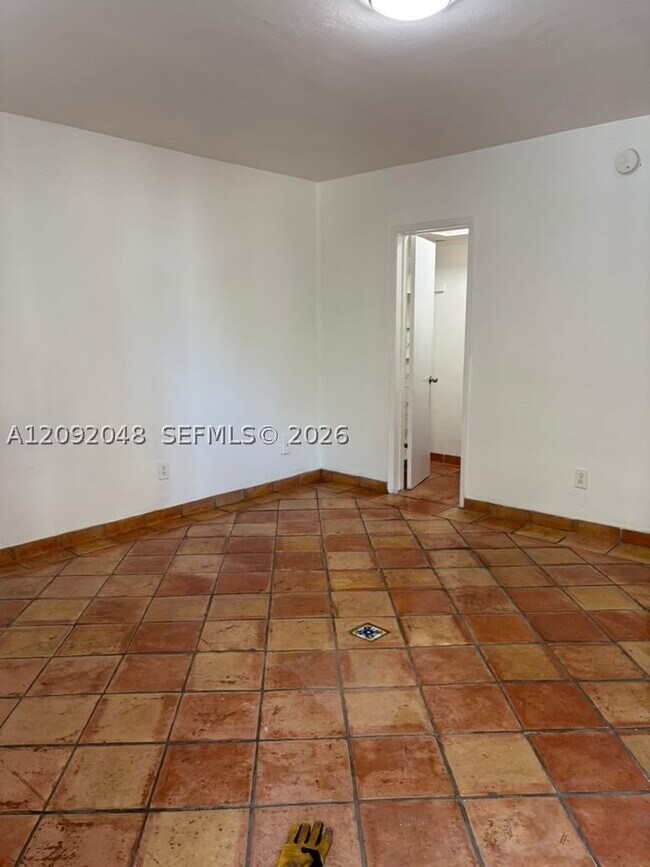 Foto del edificio - 645 NE 77th St