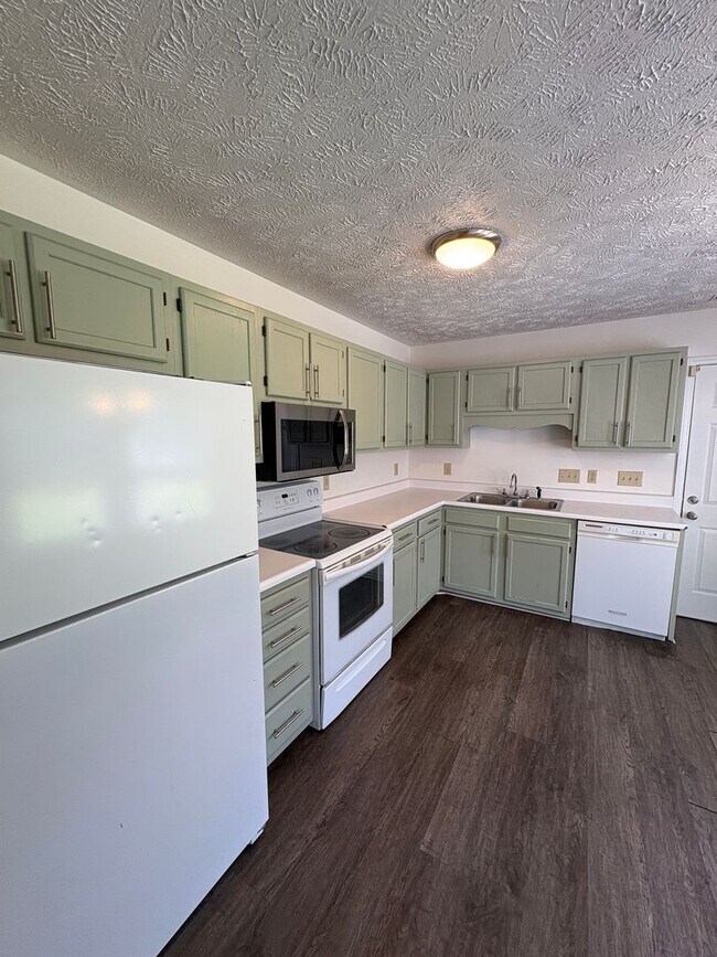 Building Photo - Charming 3 Bed 2.5 Bath Home with Large Ba...