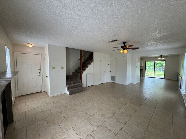 Building Photo - 2515 Bermuda Dr