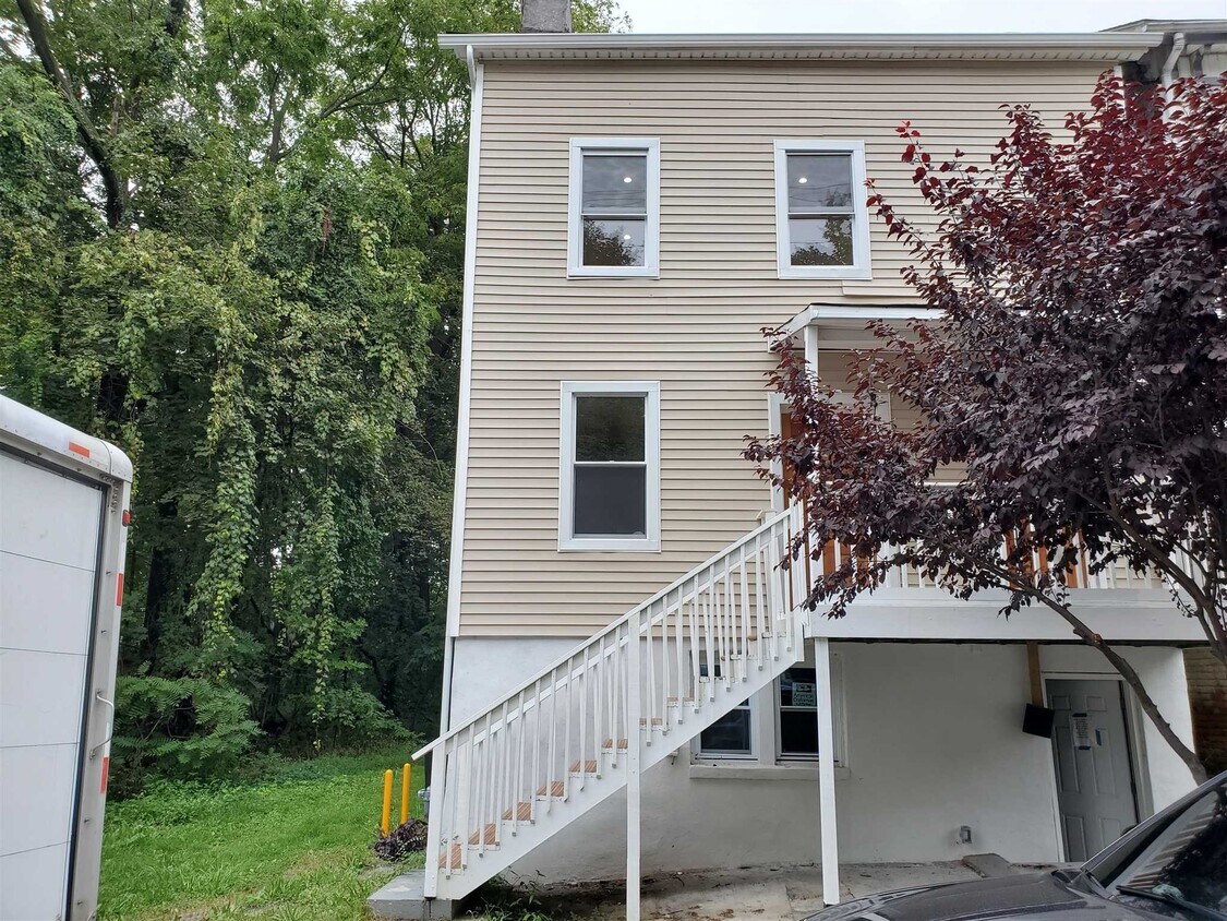 Primary Photo - 12 Gifford Ave