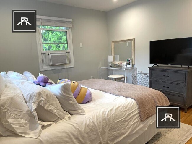 Foto del edificio - 4 bedroom in Brighton MA 02135