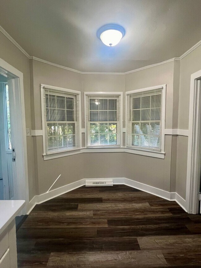 Foto del edificio - Two bedroom house with multi-purpose room,...