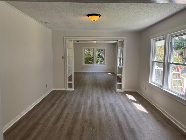 Building Photo - 904 Pansy Ct