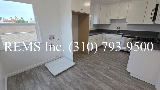 Building Photo - Bright and Renovated Upstairs Apartment w/ Laundry & Parking
