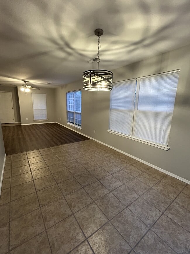 Foto del edificio - 324 Grant Springs Dr