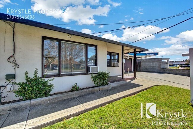 Building Photo - Duplex with large backyard
