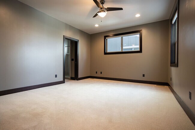 Building Photo - 3159 Summer View Ln