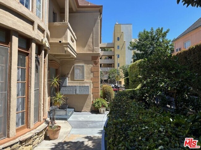 Foto del edificio - 925 S Hobart Blvd