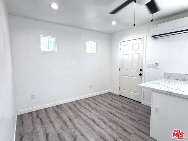 Foto del edificio - 841 W 64th St