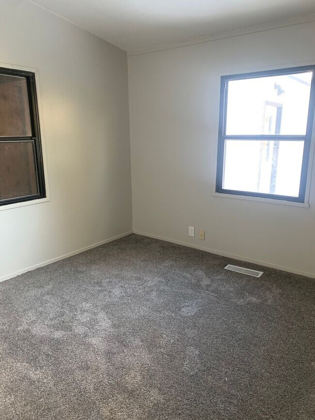 Building Photo - 3 Bedroom, 1 Bath located in a quiet neigh...