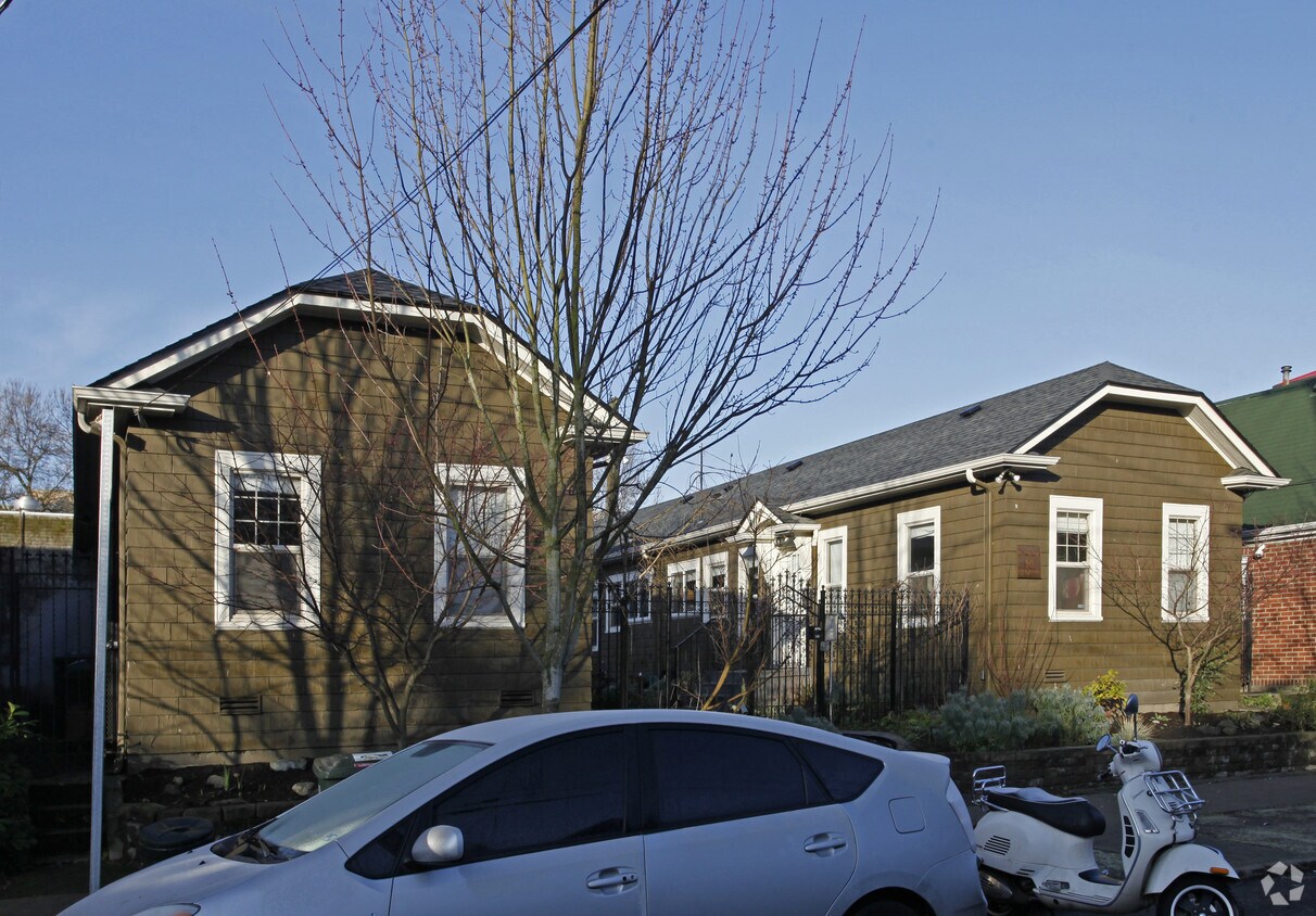 Foto del edificio - THE BUNGALOWS (condos)