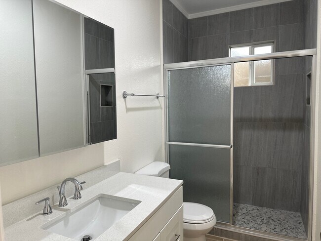 Baño 1 - 7445 Rhea Ave