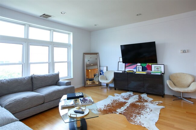 Building Photo - 1300 Grand St