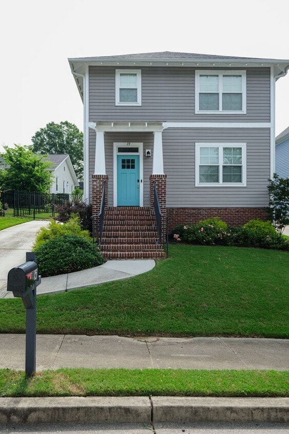 Foto principal - 3 Bedroom, 2.5 Bath in Prime Location! Law...