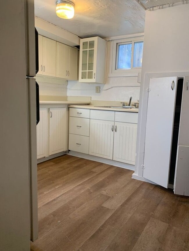 Building Photo - 1 bedroom, 1 bath Lower Level Duplex Unit ...